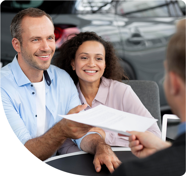 Clientes sorrindo em atendimento
